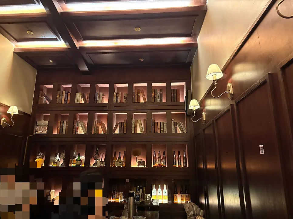 Cozy-mood izakaya interior