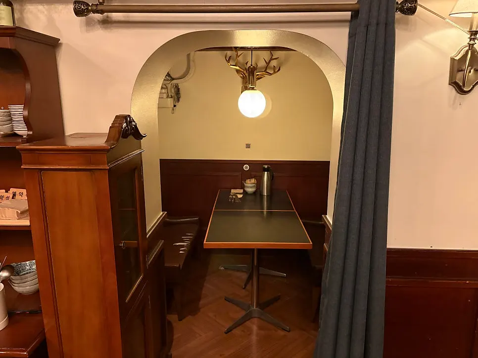 Entrance bar table seating for solo drinking