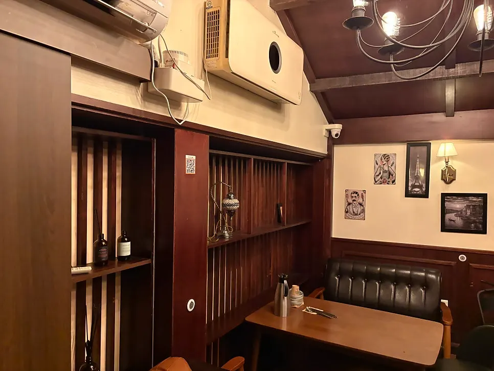 Table seating at Nani Byeolgwan Yeongdeungpo Branch