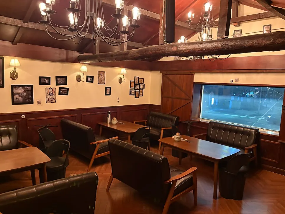 Second-floor room-style seating