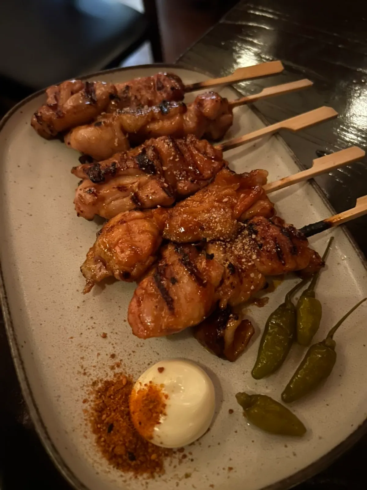 테이블에 차려진 꼬치 안주와 소주
