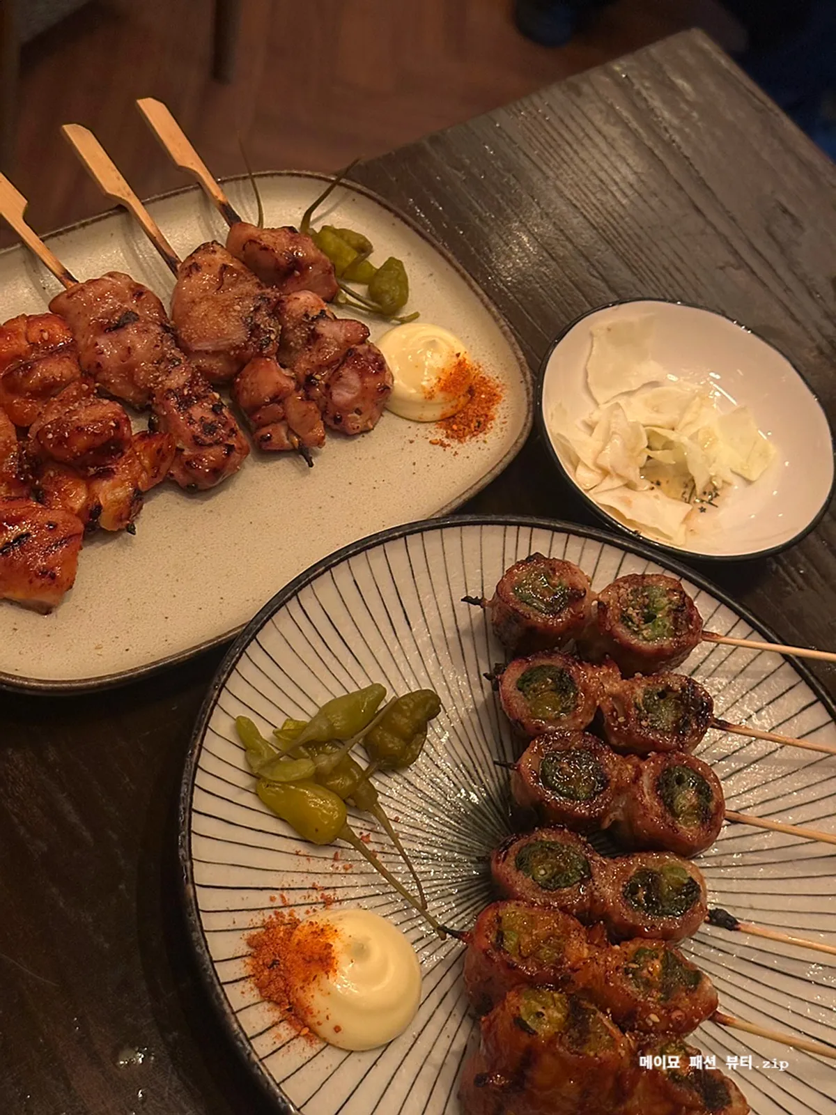 테이블에 차려진 나니별관 꼬치 안주 상차림
