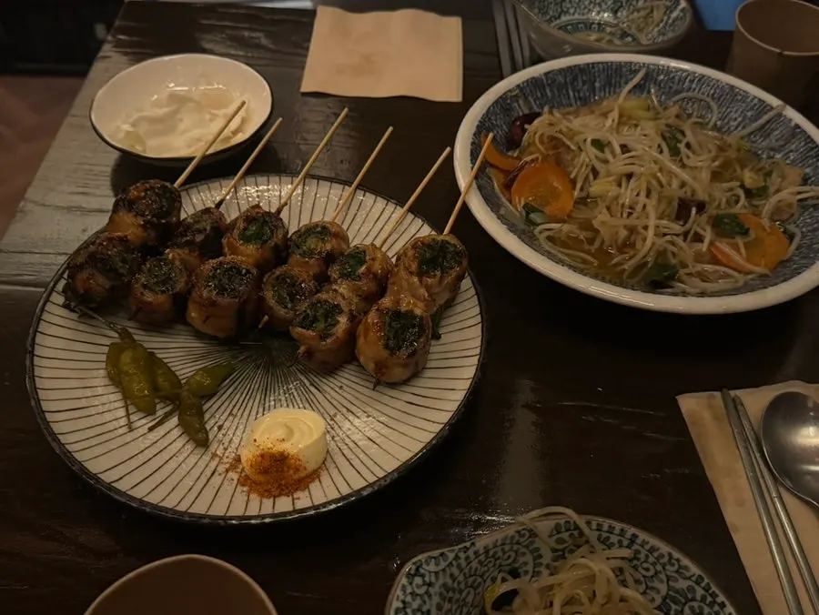 숙주와 삼겹살, 면이 들어간 볶음 요리