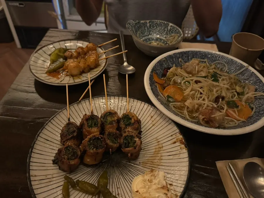 노릇하게 구운 대창꼬치 한 접시