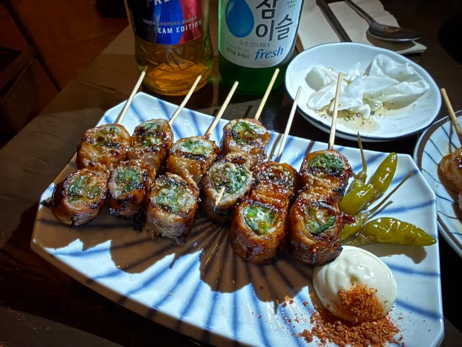 플래시를 터뜨려 찍은 꼬치 접시