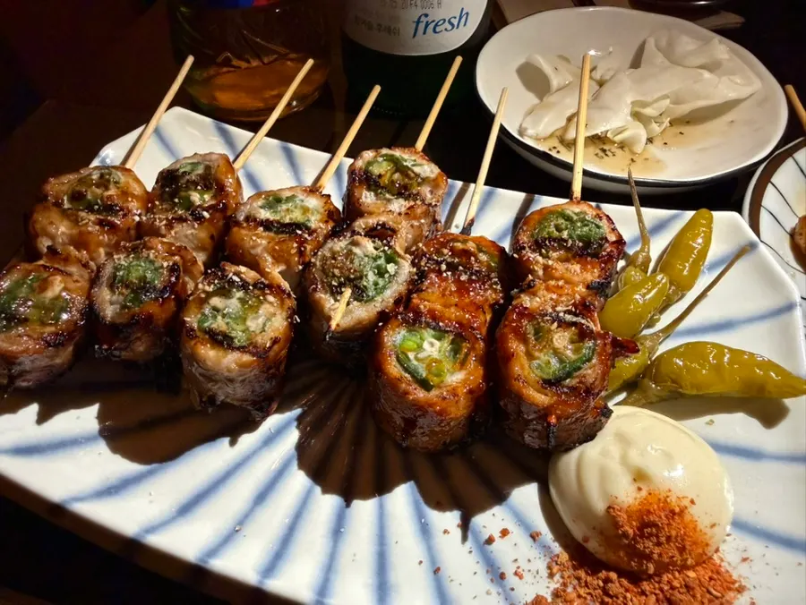 구워져 나온 삼겹 쪽파 꼬치