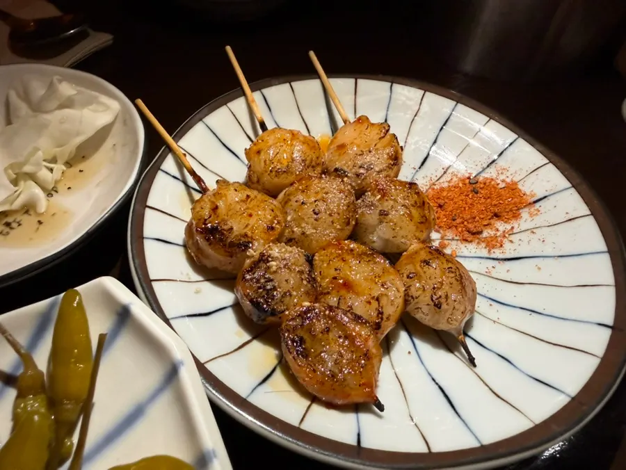 노릇하게 구운 대창 꼬치