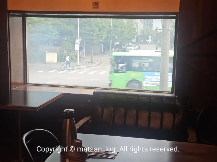 안쪽에 분리된 느낌의 테이블 좌석