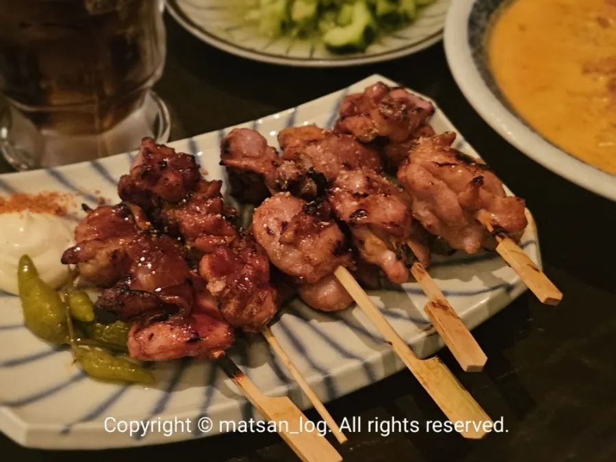 큼직하게 썰린 오이무침 한 접시