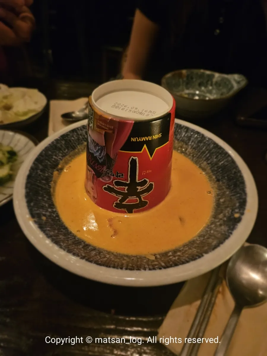꼬치와 안주가 함께 놓인 테이블