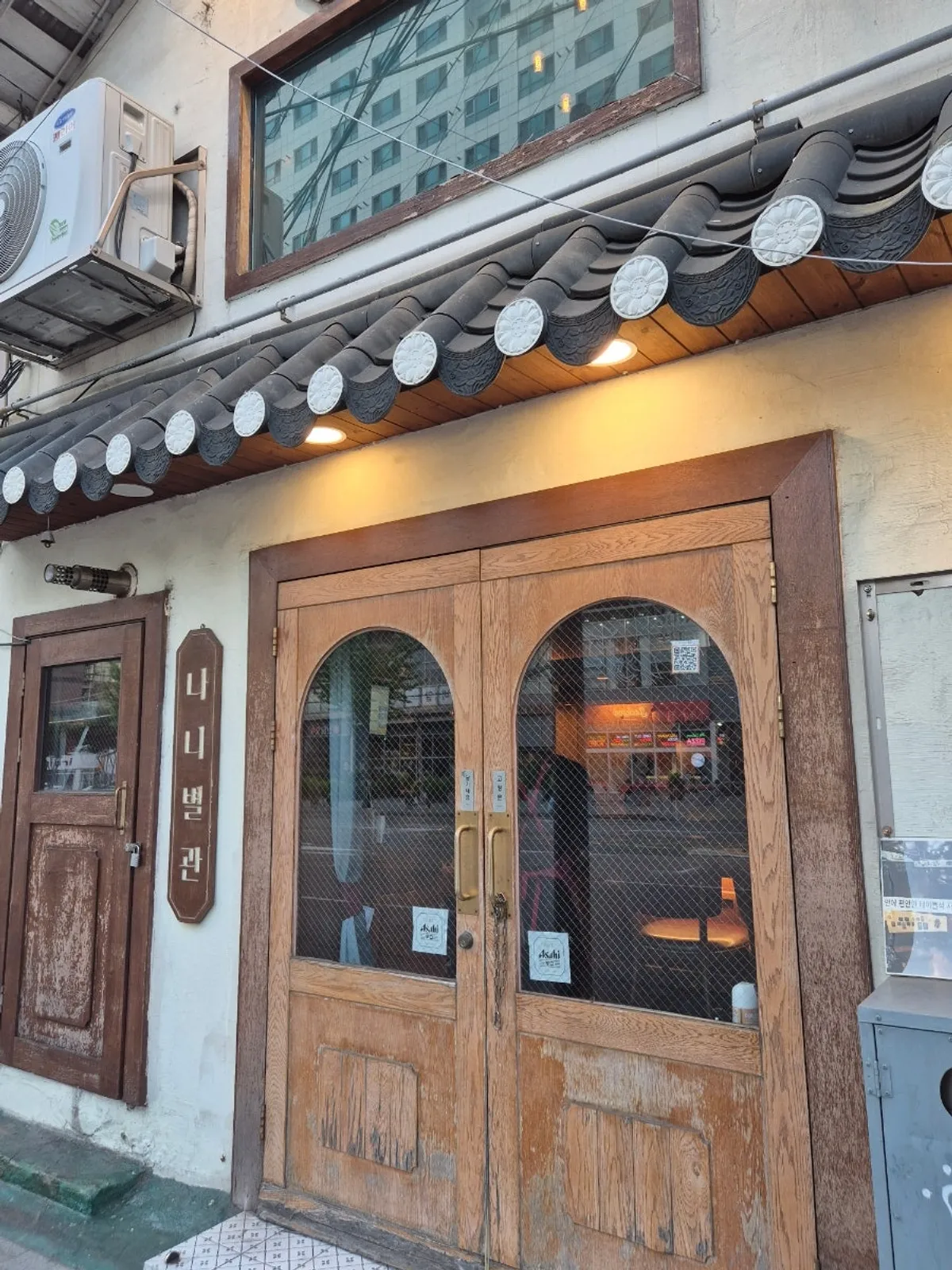 Outside the building of Nani Byeolgwan Yeongdeungpo Branch, an izakaya on Mullae-ro, Yeongdeungpo