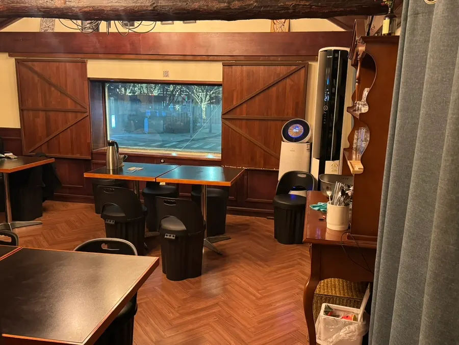 Interior of Nani Byeolgwan with 2-person and 4-person tables