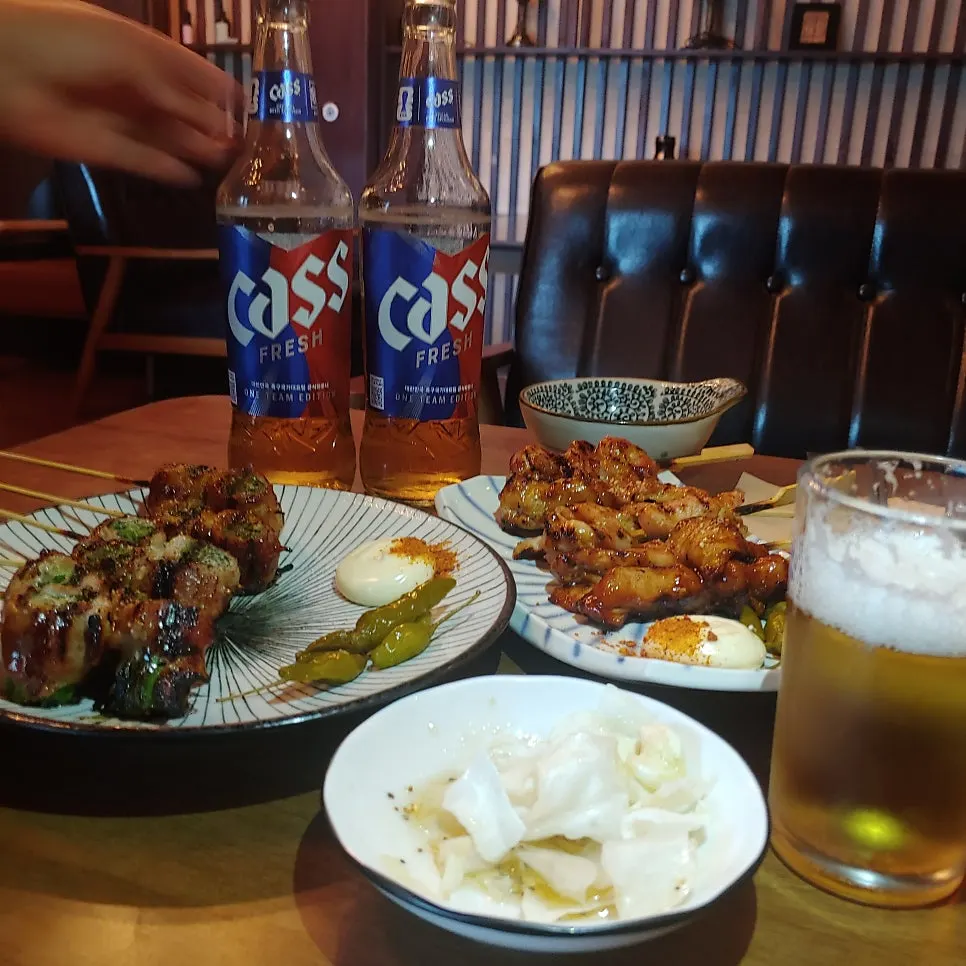 Table pairing skewers and beer at Nani Byeolgwan