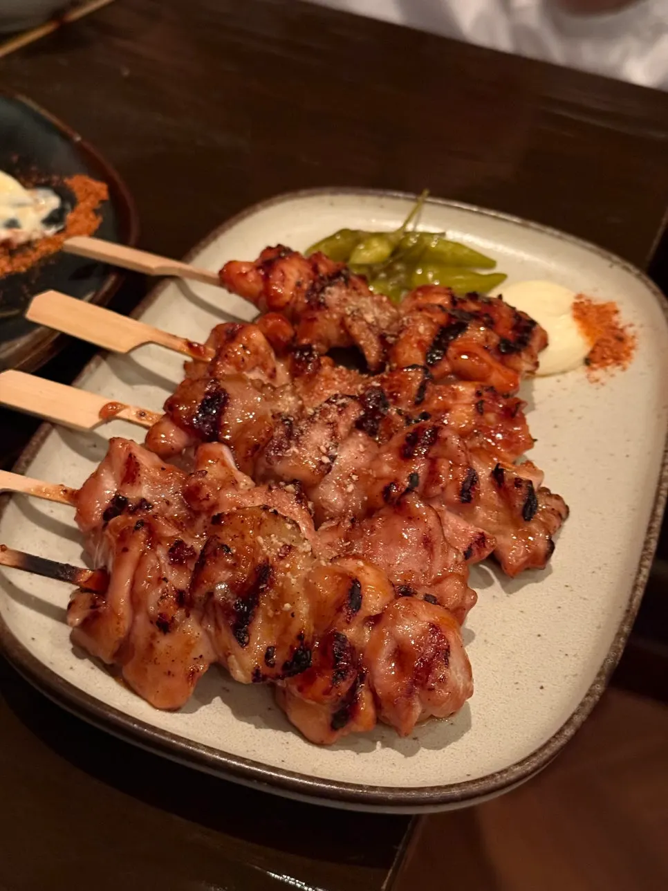 은은한 조명이 켜진 룸 내부