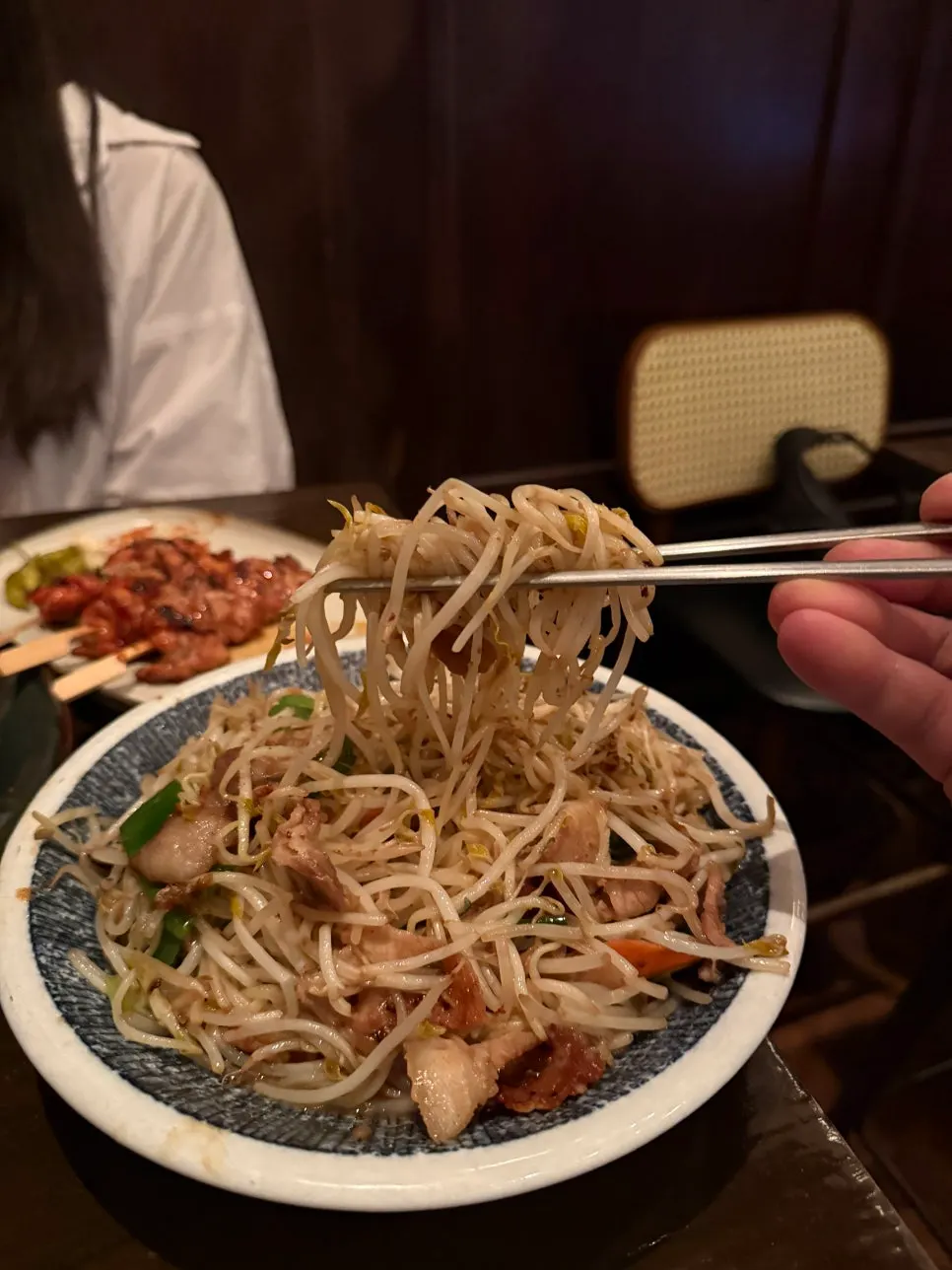 꼬치 안주와 함께 놓인 생맥주