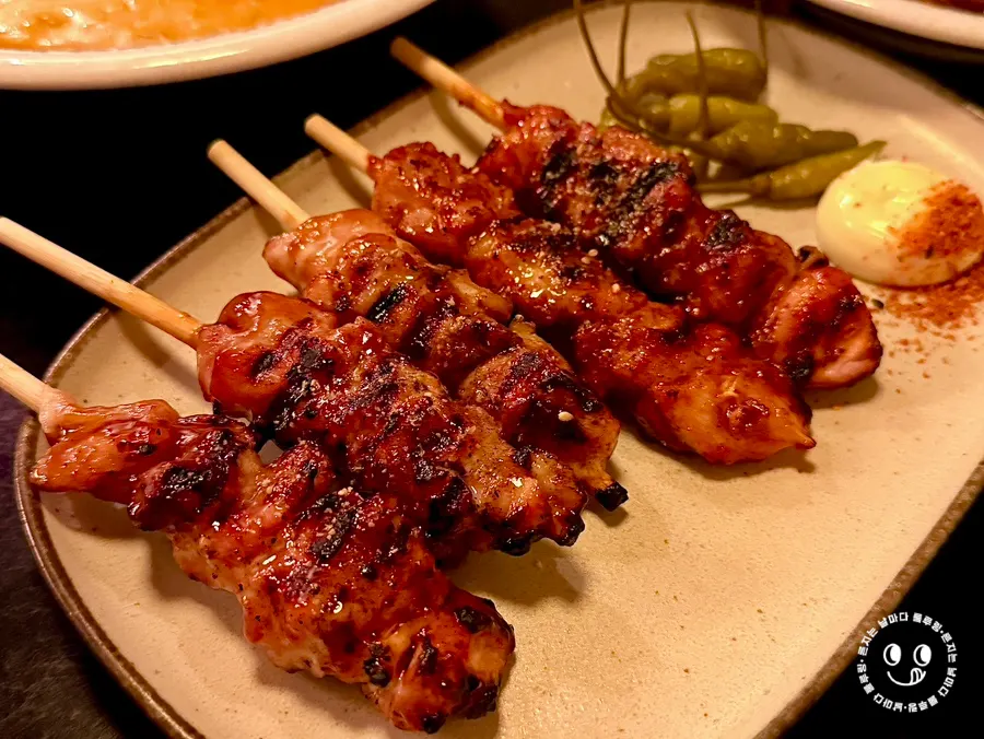 접시에 담겨 나온 닭꼬치