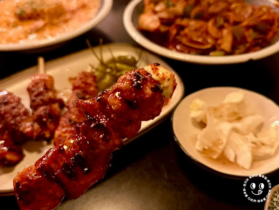 술과 함께 놓인 닭꼬치 상차림