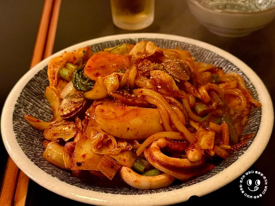 매운 해물 야끼우동 한 접시