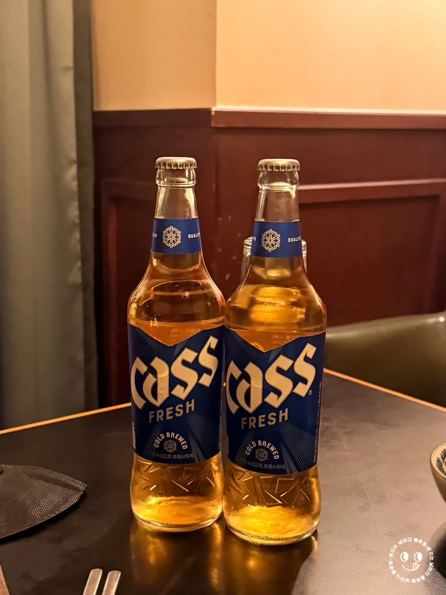 룸 테이블에 차려진 안주와 병맥주