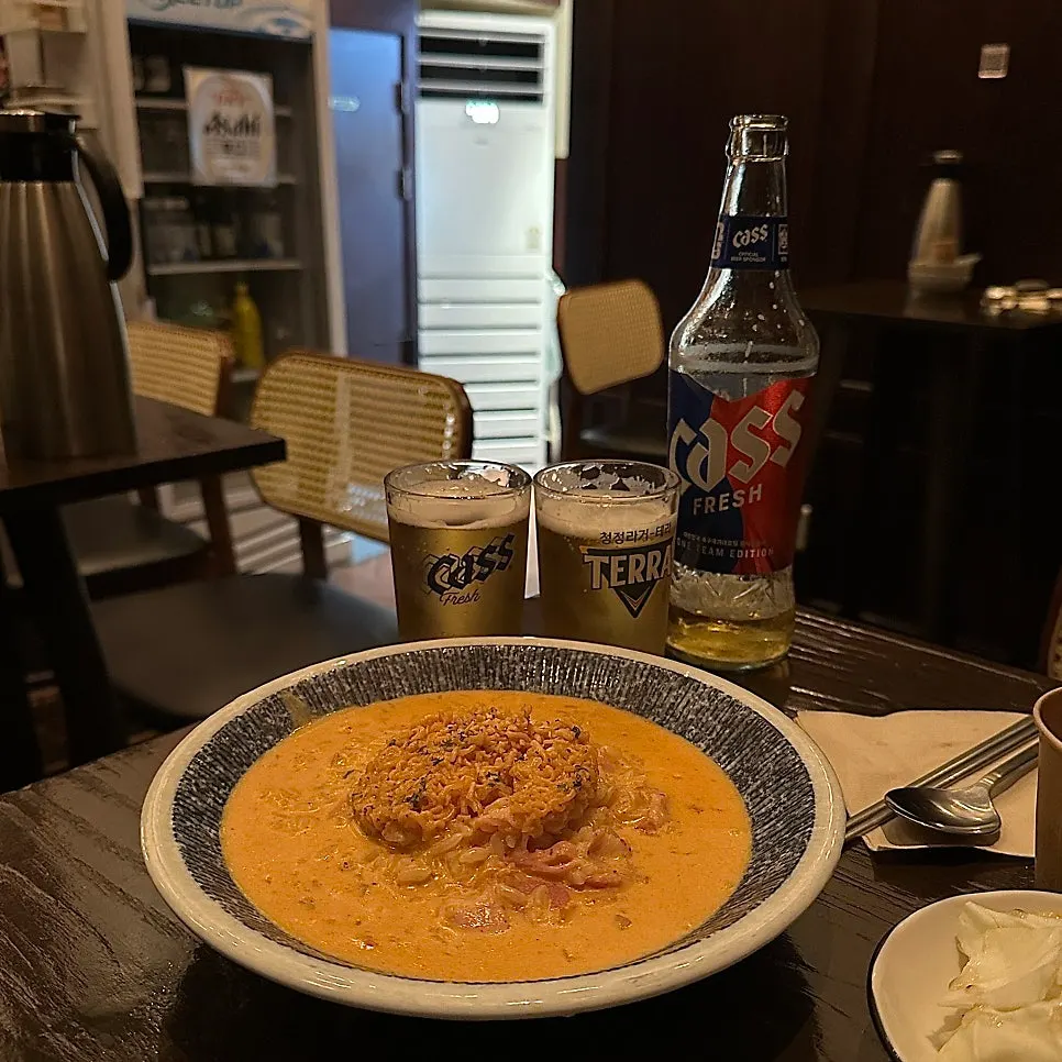 Shin Ramyun risotto served with a glass of beer