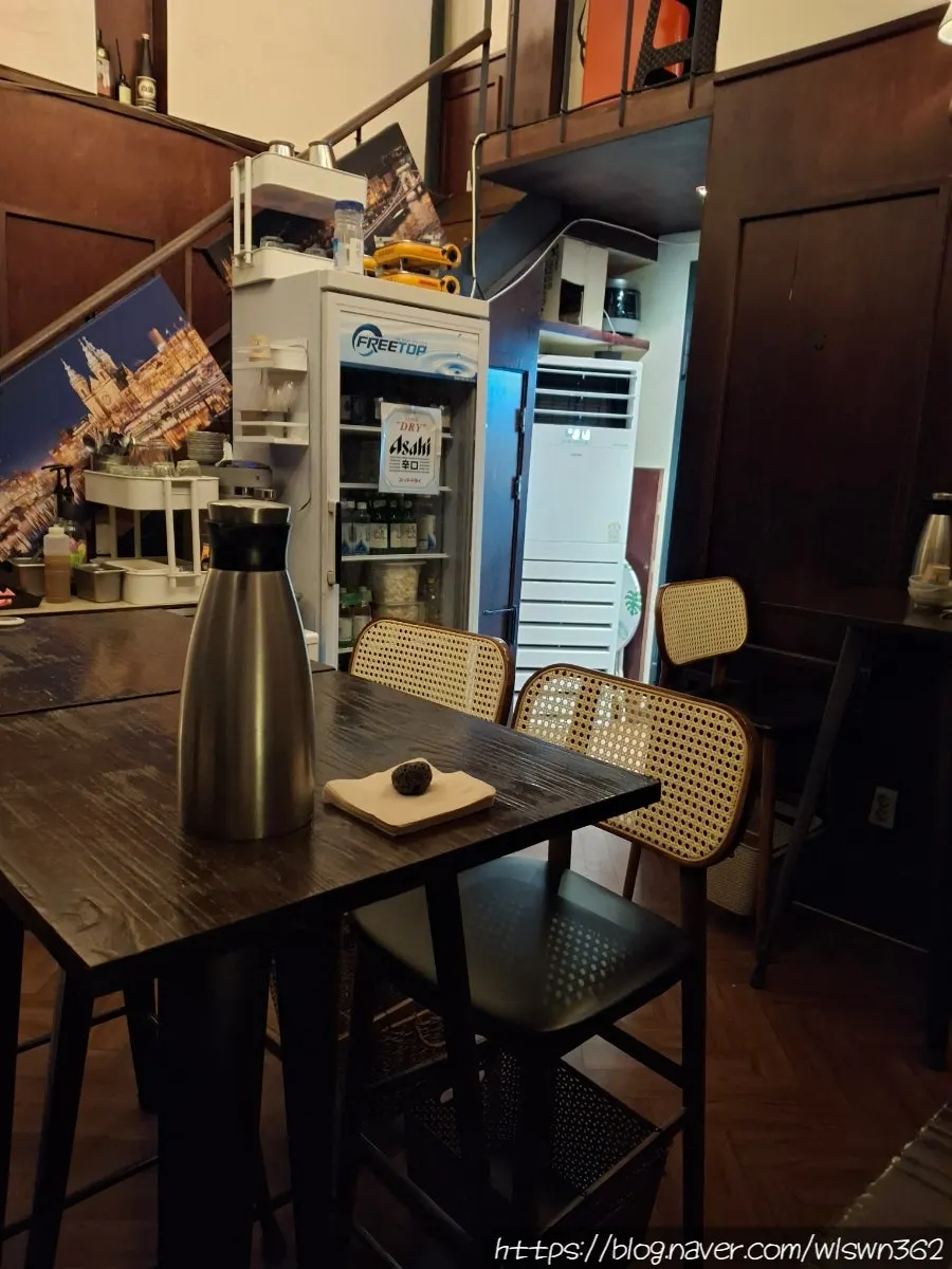 나니별관 1층 바 좌석 전경