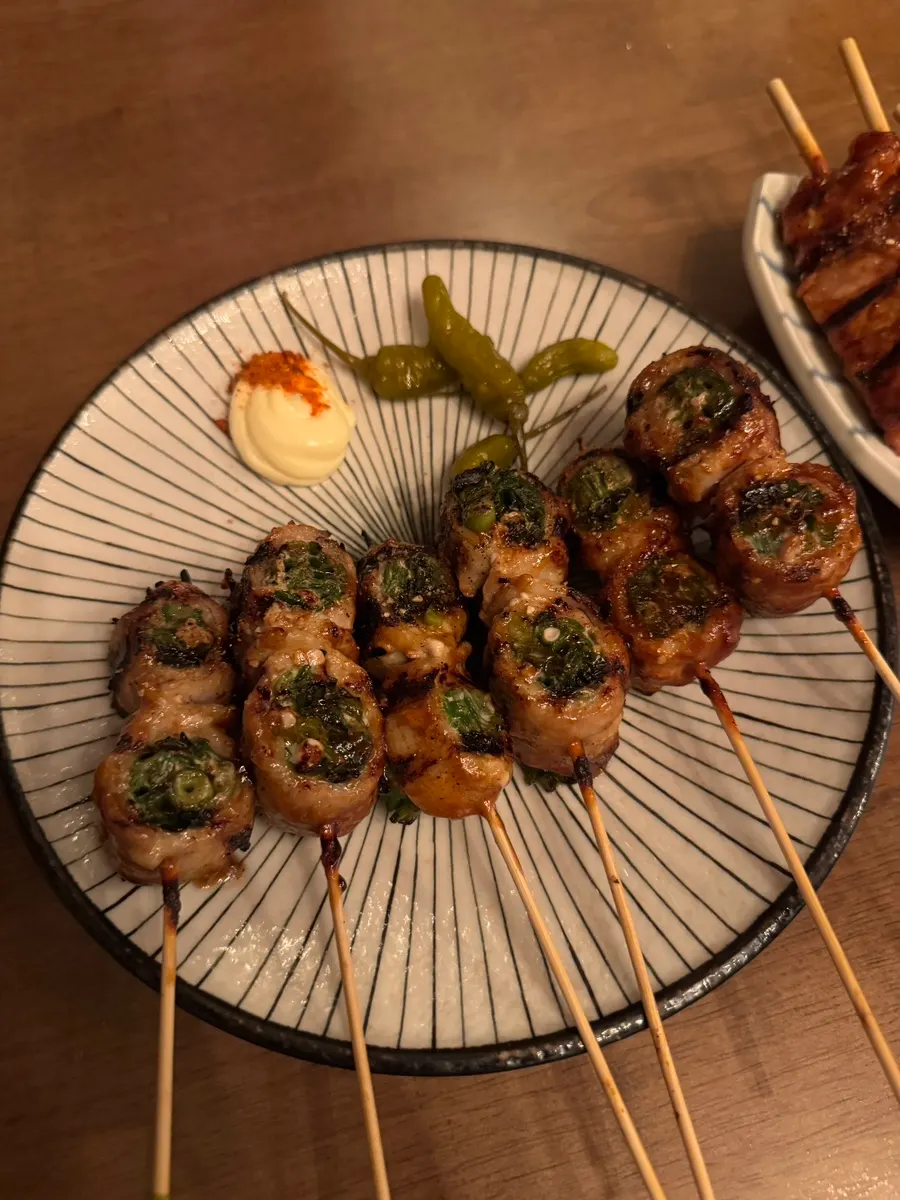 삼겹쪽파꼬치와 닭꼬치가 함께 차려진 상