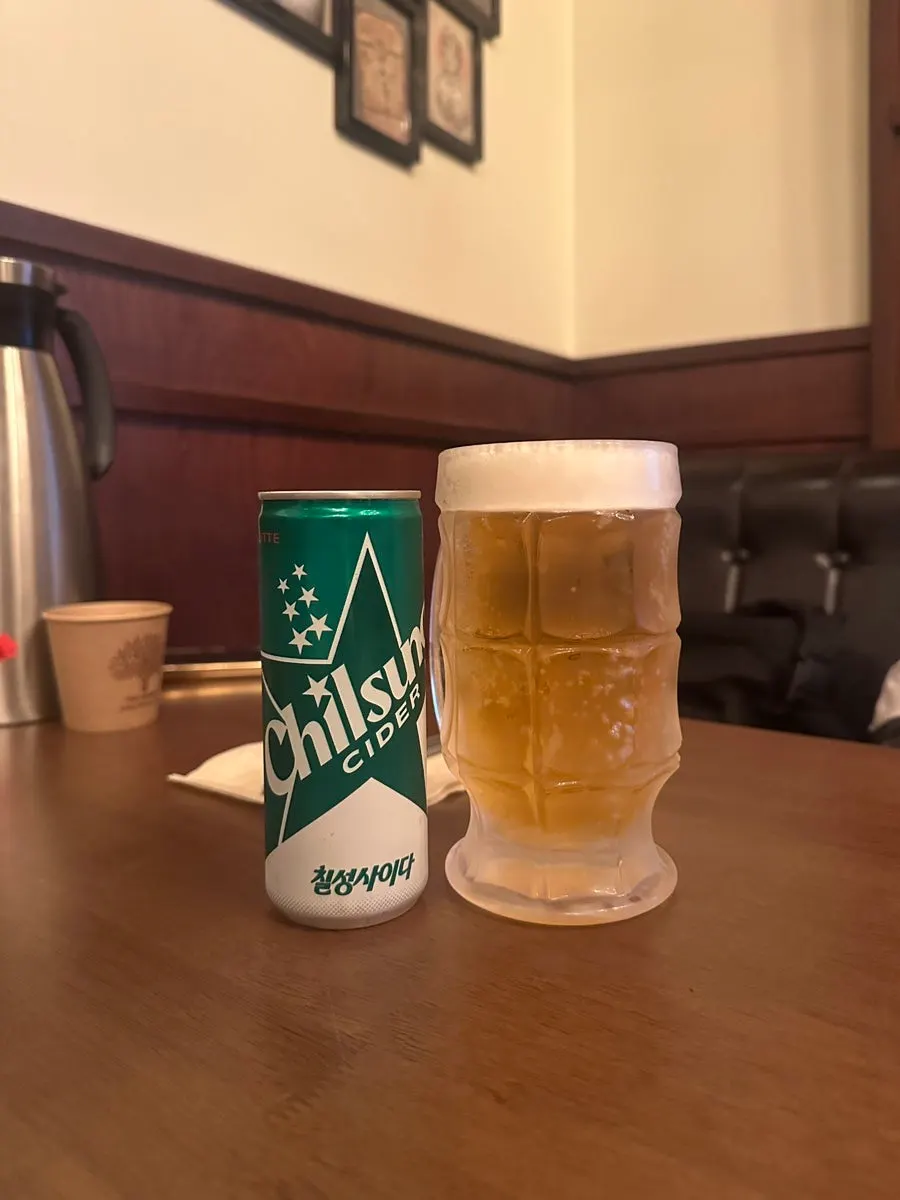 기본 안주 양배추와 아사히 생맥주, 사이다