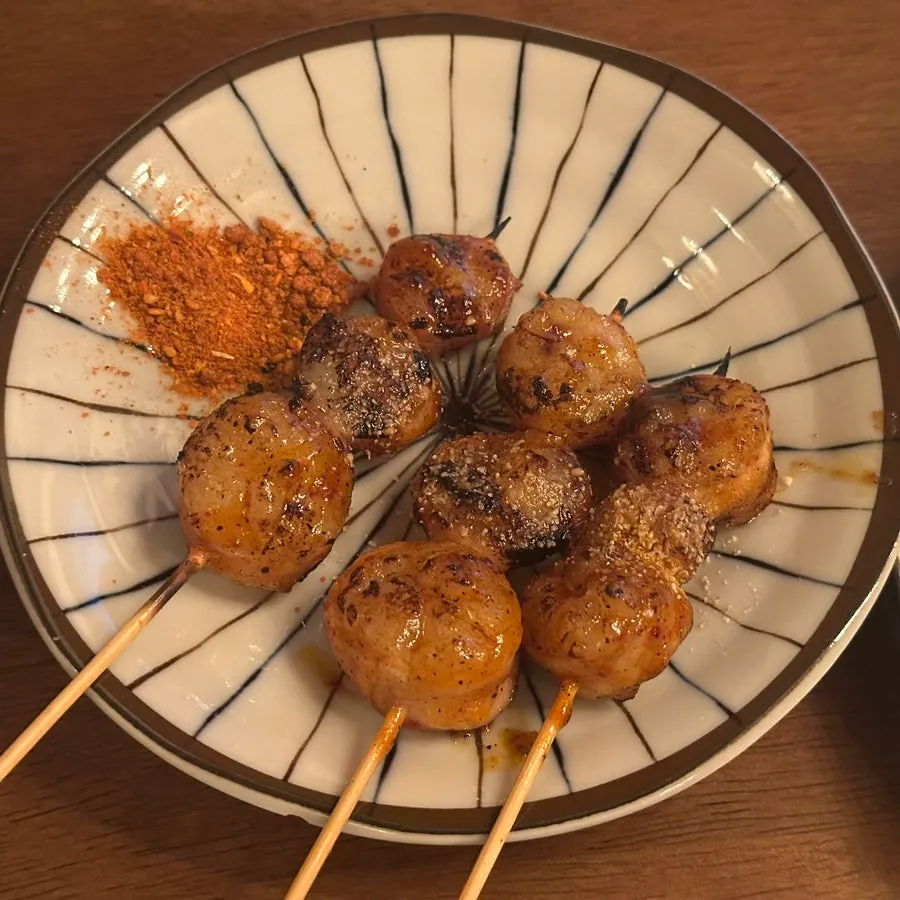 데리야끼와 매콤 맛이 섞인 닭꼬치 5꼬치