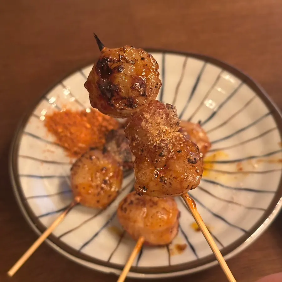 통통한 닭고기가 꽂힌 닭꼬치 클로즈업