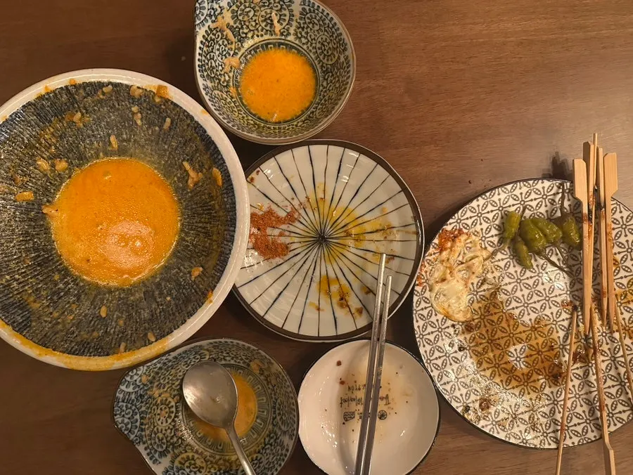 싹 비운 신라면 리조또 그릇과 빈 꼬치