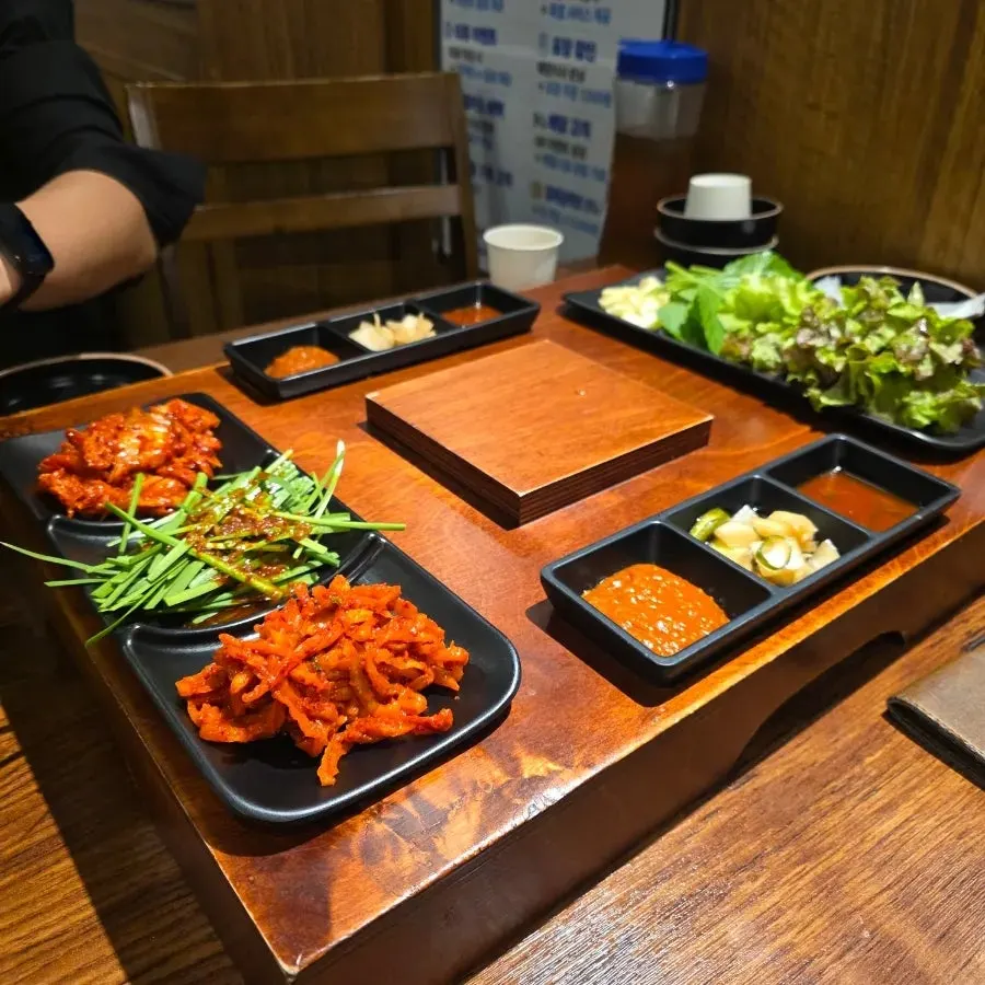 보족세트 쌈채소와 반찬 구성