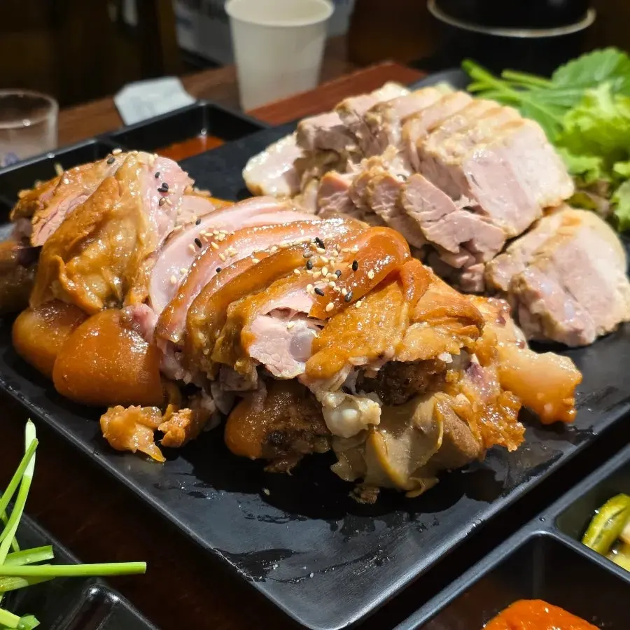 윤기 나는 족발과 보쌈
