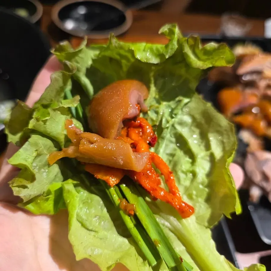 상추 깻잎에 싼 족발 쌈