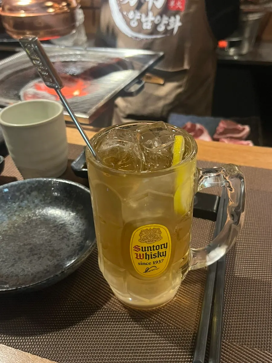 깔끔하게 세팅된 밑반찬과 소스류
