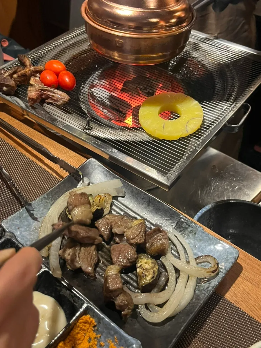 부위별로 구워진 양고기 한 점