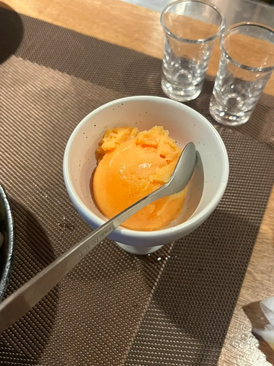후식으로 나온 오렌지 샤베트