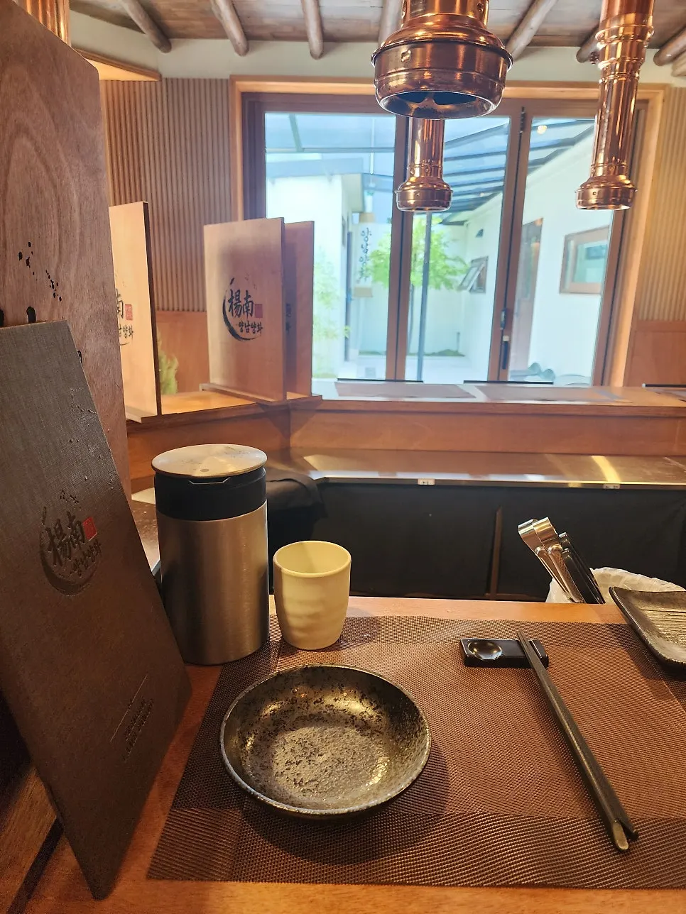 파티션으로 구분된 프라이빗 실내 좌석