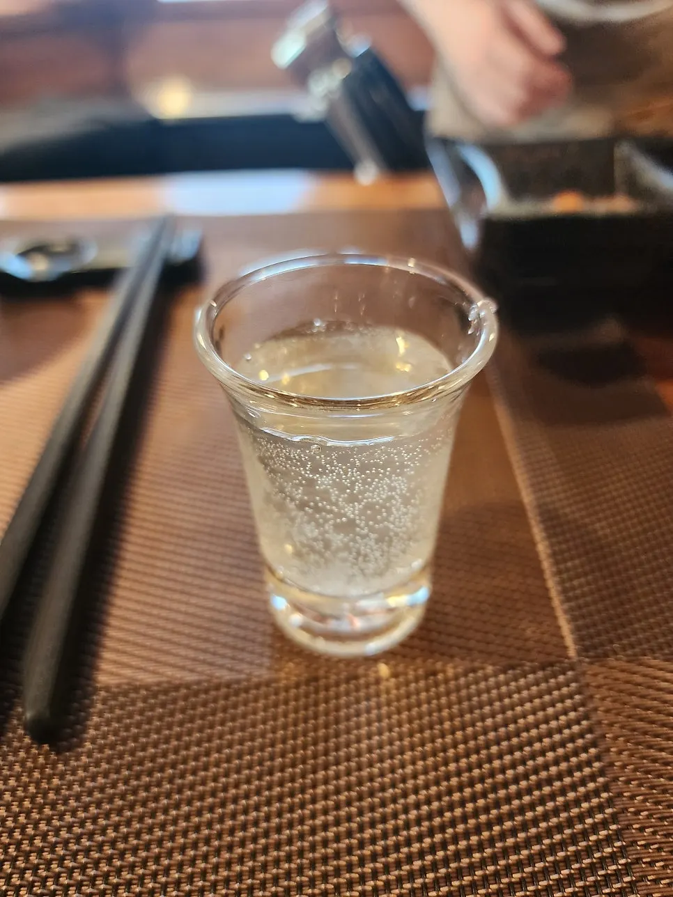 개인 매트 위에 차려진 기본 상차림