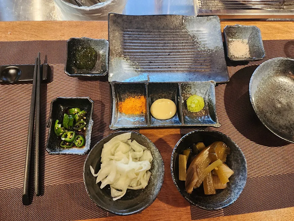 양고기 곁들임 소스와 기본 찬