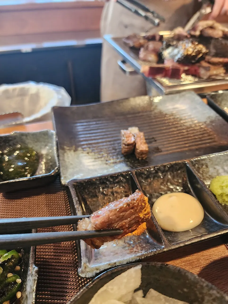 그릴링 중인 양고기와 호일 버섯