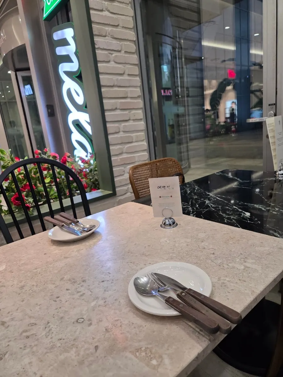 꽃 장식 아치형 창가 자리