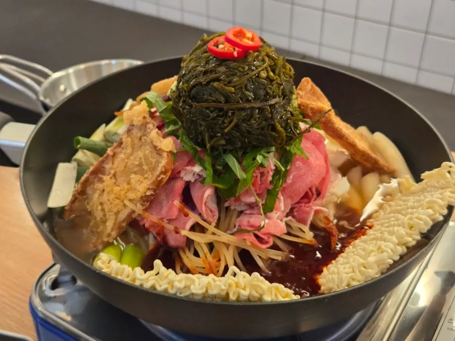 차돌 모자반떡볶이 한상 차림