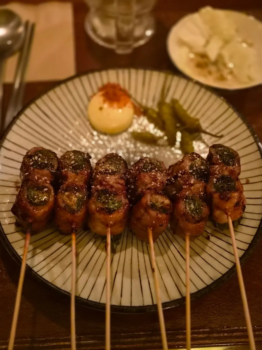눈앞에서 구워지는 꼬치 장면