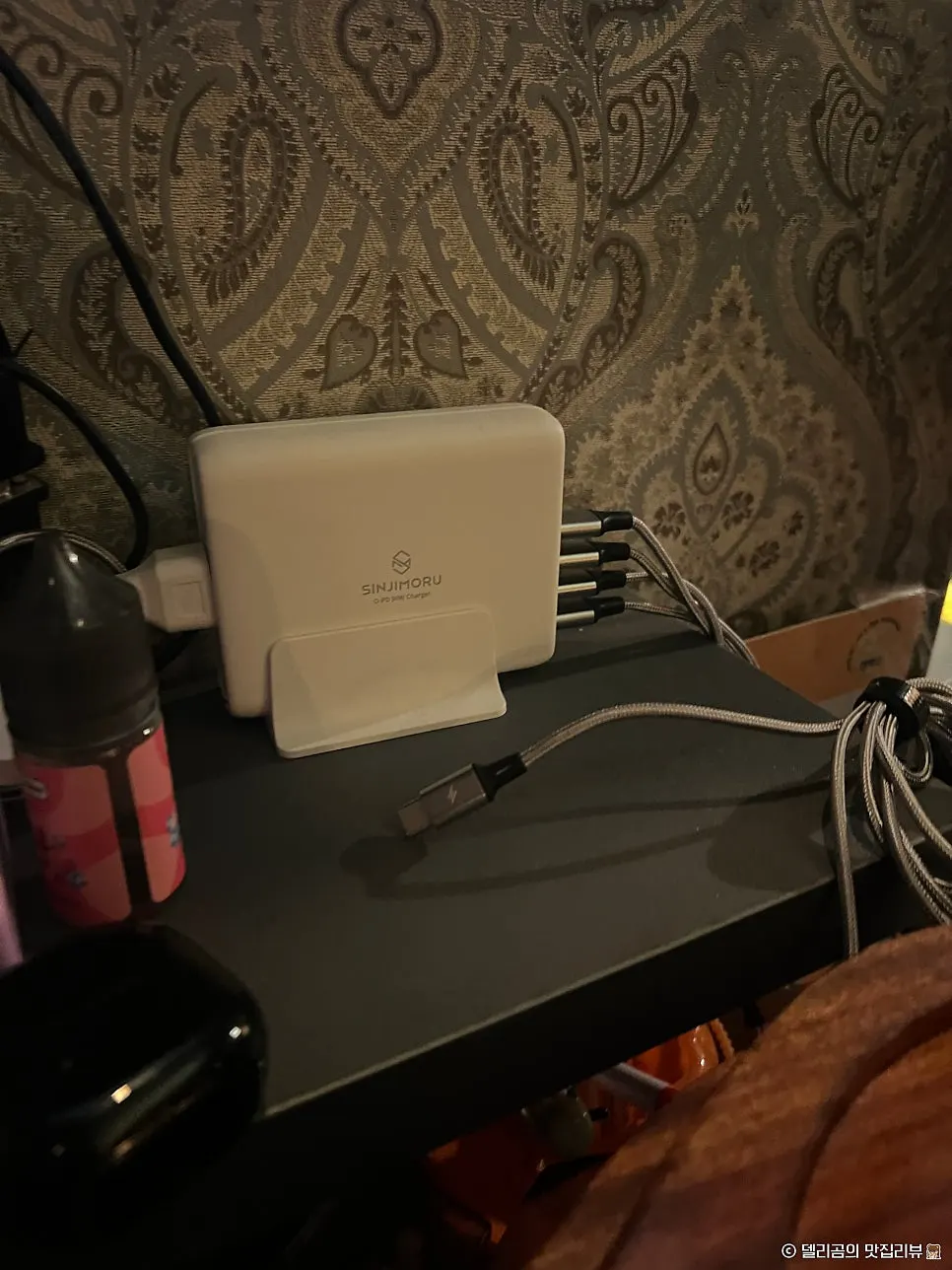 Phone charger at the counter at Nani Byeolgwan