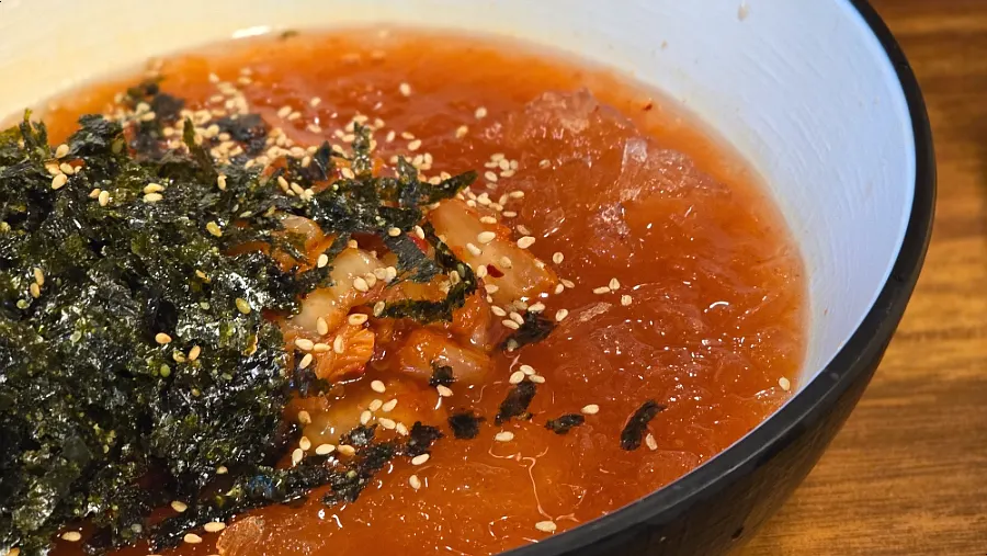 Kimchi rolled noodles with plenty of half-frozen ice