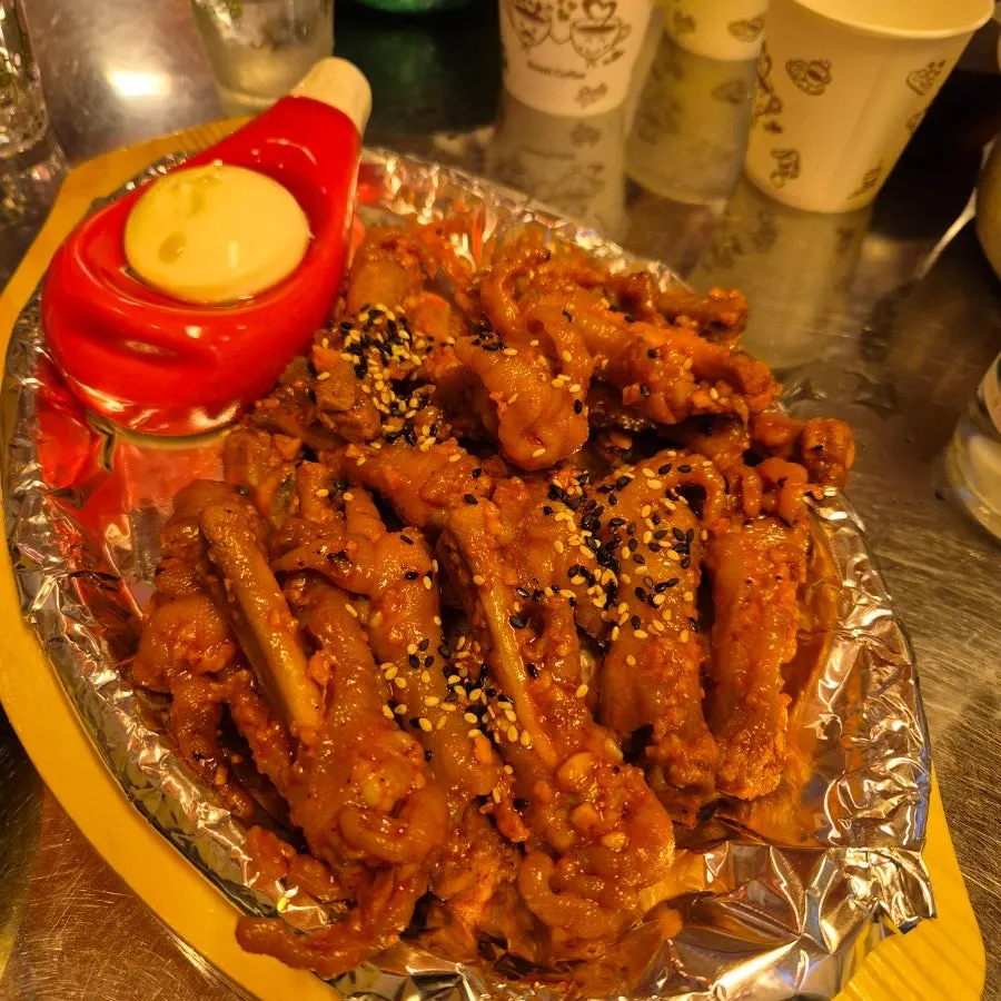 불향 가득한 직화 닭발과 마요네즈 소스기
