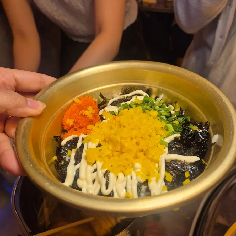 양은냄비에 담겨 나온 날치알 주먹밥