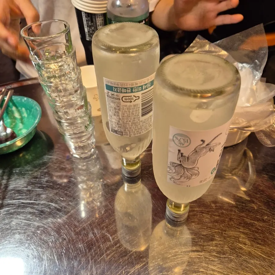 생맥주와 새로 소주가 놓인 포차 테이블