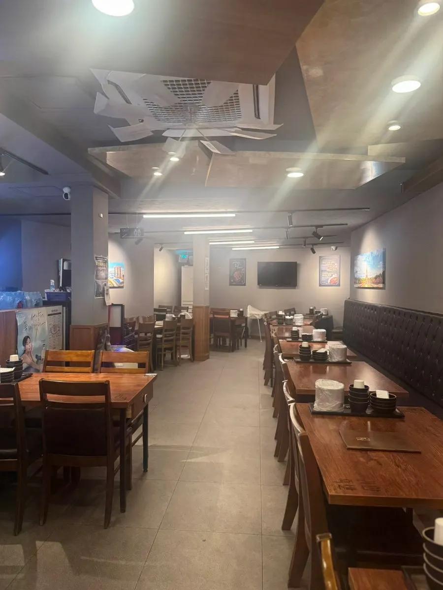Interior of Gwihan Jokbal Yeongdeungpo with roomy table spacing