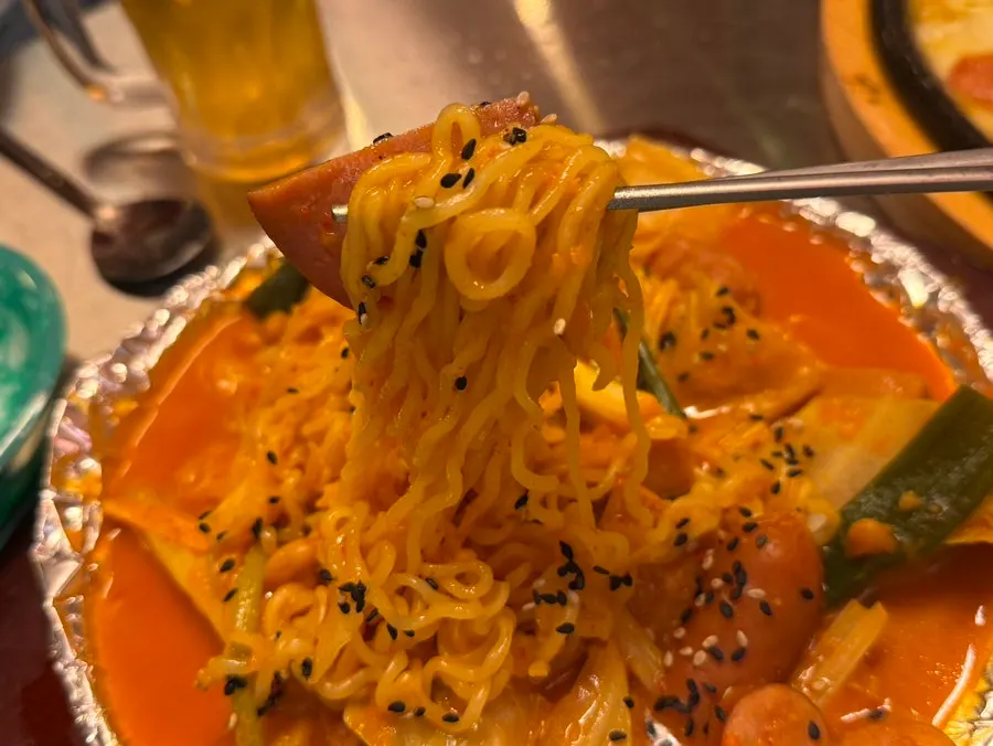 양념이 밴 부대볶음 라면사리와 소시지